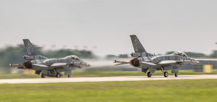 Photo of the day: Parallel takeoff – Polish Air Force