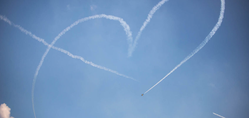 Photo of the day: Pilots share their love with everyone!
